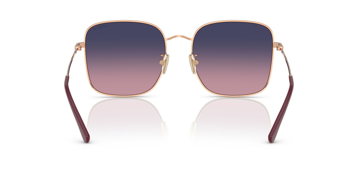 Occhiali da sole Vogue VO 4327SD (5152I6) colore oro rose forma quadrato lenti rosa sfumato blu