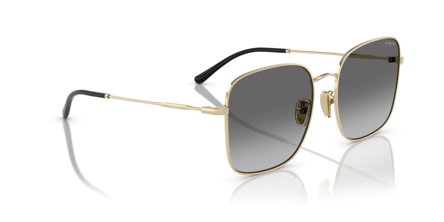 Occhiali da sole Vogue VO 4327SD (848/11) colore oro pallido forma quadrato lenti grigio sfumato