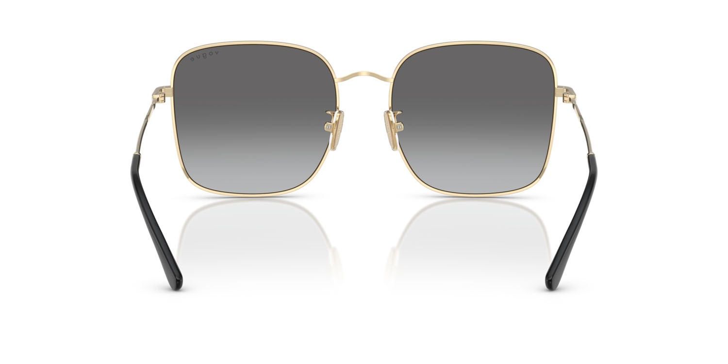 Occhiali da sole Vogue VO 4327SD (848/11) colore oro pallido forma quadrato lenti grigio sfumato