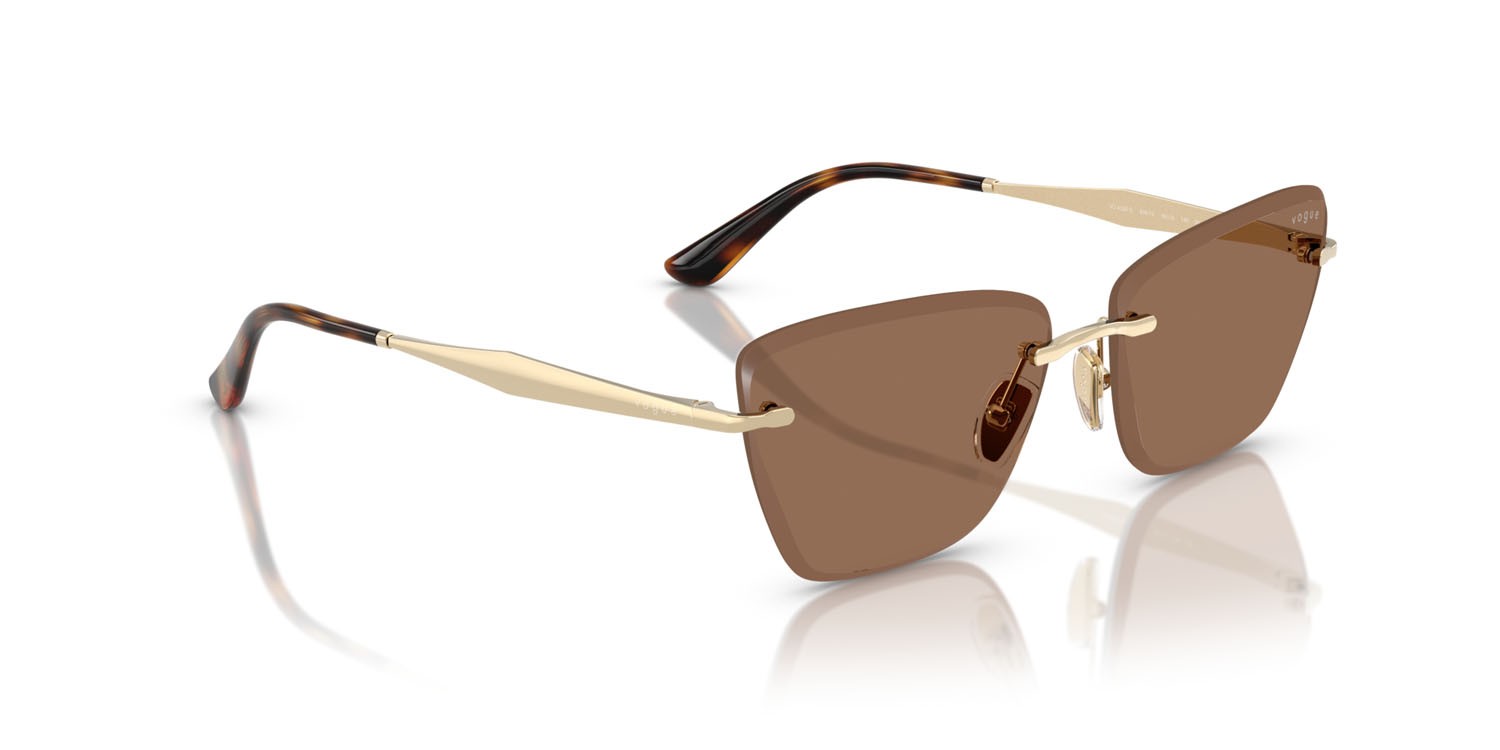 Occhiali da sole Vogue VO 4332S (848/73) colore oro pallido forma cat eye lenti marrone scuro
