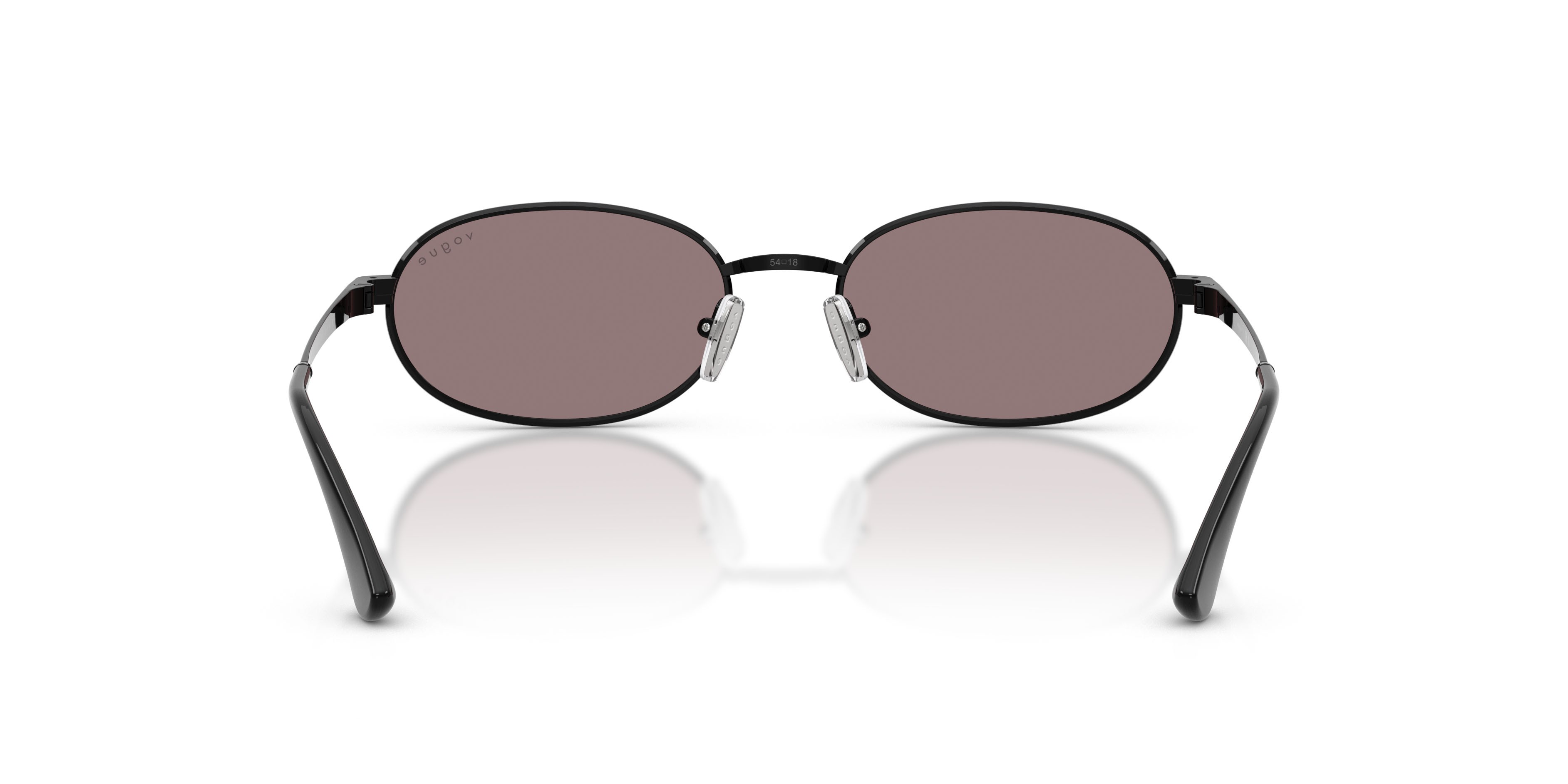 Occhiali da sole Vogue VO 4353S (352/7N) colore nero forma ovale lenti violetto scuro