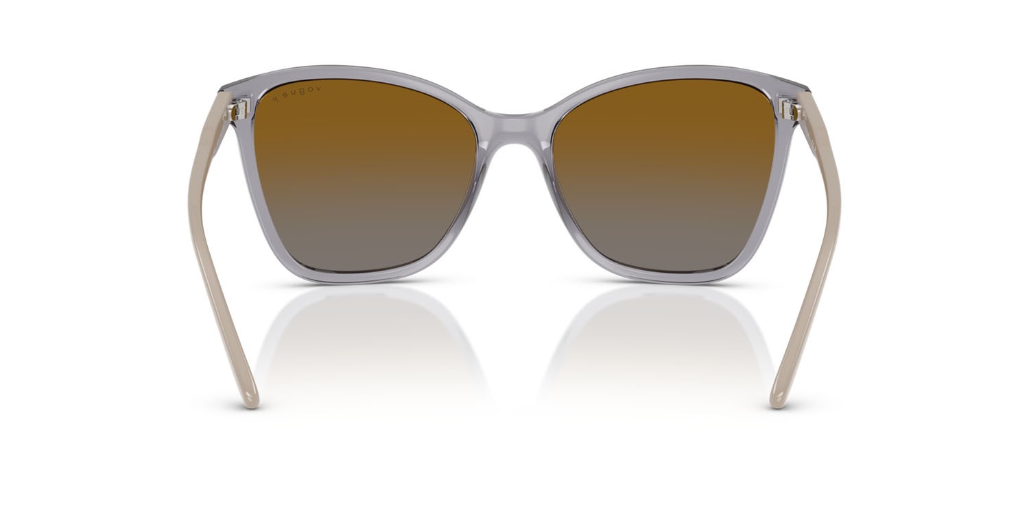 Occhiali da sole Vogue VO 5520S (3099T5) colore grigio trasparente forma farfalla lenti polarizzata grigio sfumato marrone