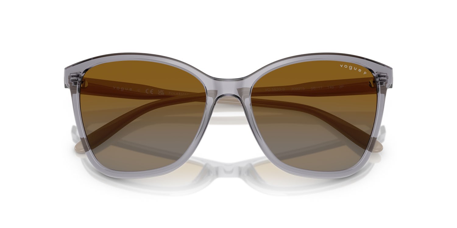 Occhiali da sole Vogue VO 5520S (3099T5) colore grigio trasparente forma farfalla lenti polarizzata grigio sfumato marrone