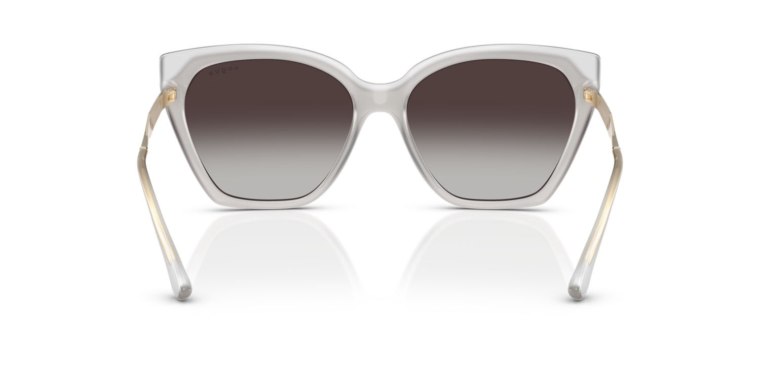 Occhiali da sole Vogue VO 5521S (32208G) colore top bianco/latte opalino forma cat eye lenti sfumato grigio