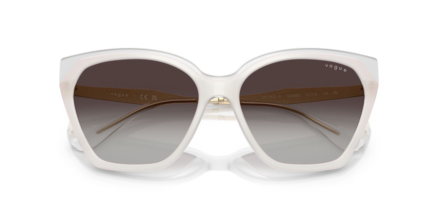 Occhiali da sole Vogue VO 5521S (32208G) colore top bianco/latte opalino forma cat eye lenti sfumato grigio