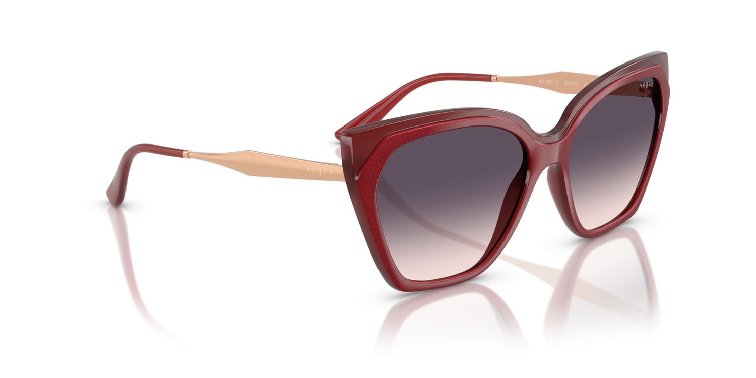 Occhiali da sole Vogue VO 5521S (322136) colore top rosso/rosso opalino forma cat eye lenti rosa sfumato grigio scuro