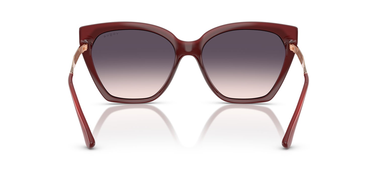 Occhiali da sole Vogue VO 5521S (322136) colore top rosso/rosso opalino forma cat eye lenti rosa sfumato grigio scuro