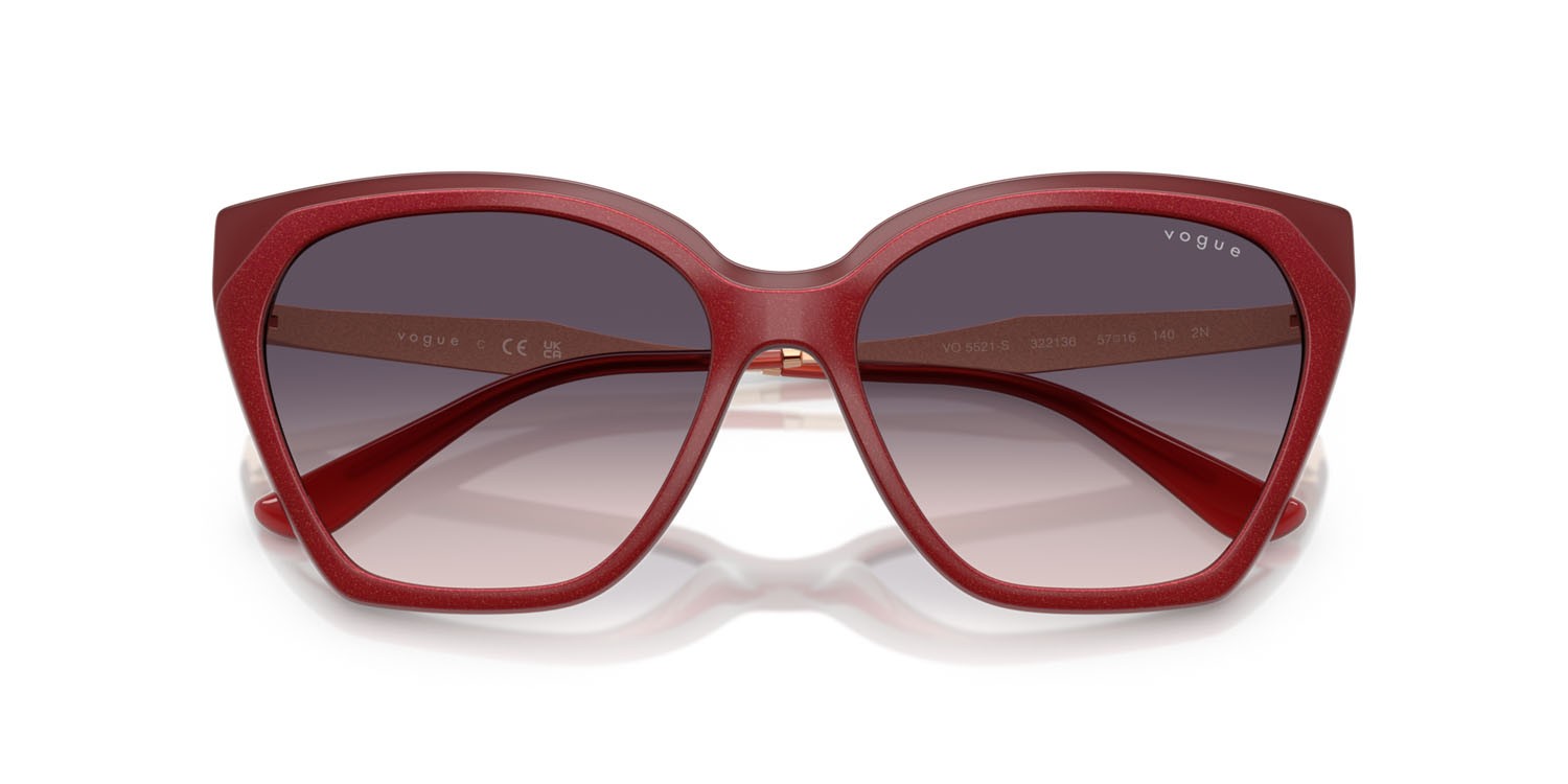 Occhiali da sole Vogue VO 5521S (322136) colore top rosso/rosso opalino forma cat eye lenti rosa sfumato grigio scuro