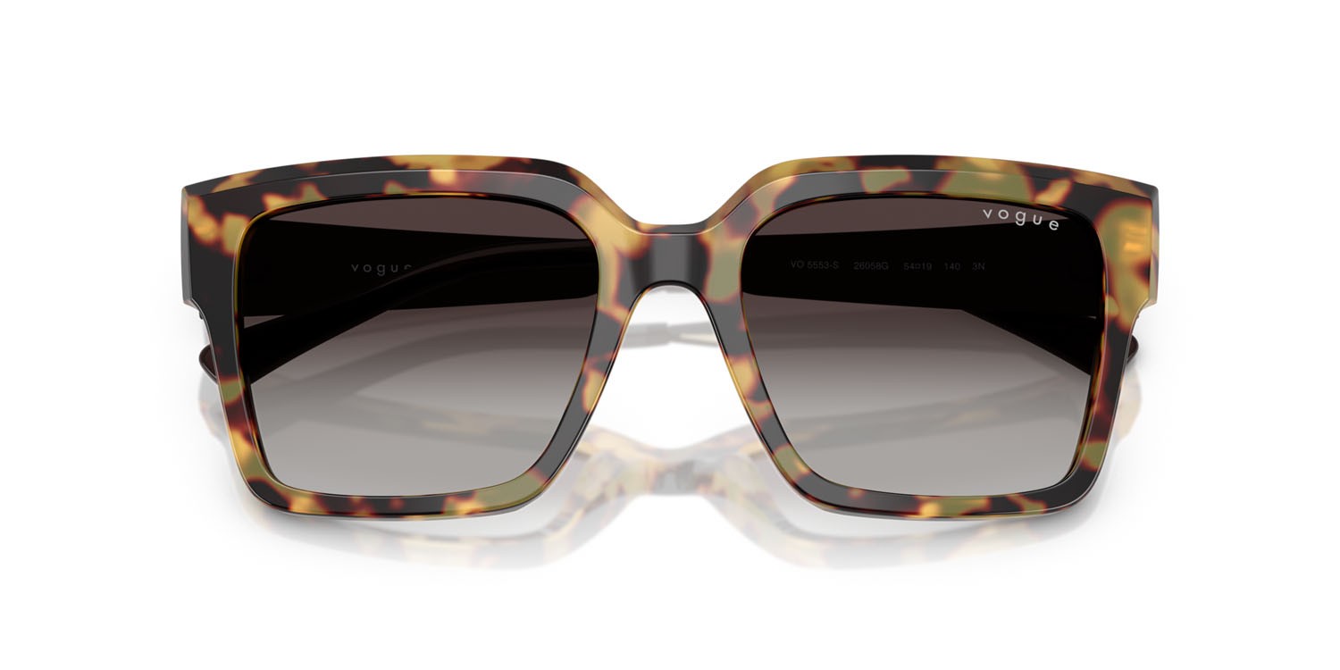 Sunglasses Vogue VO 5553S (26058G) color tartarugato giallo shape square lenses sfumato grigio