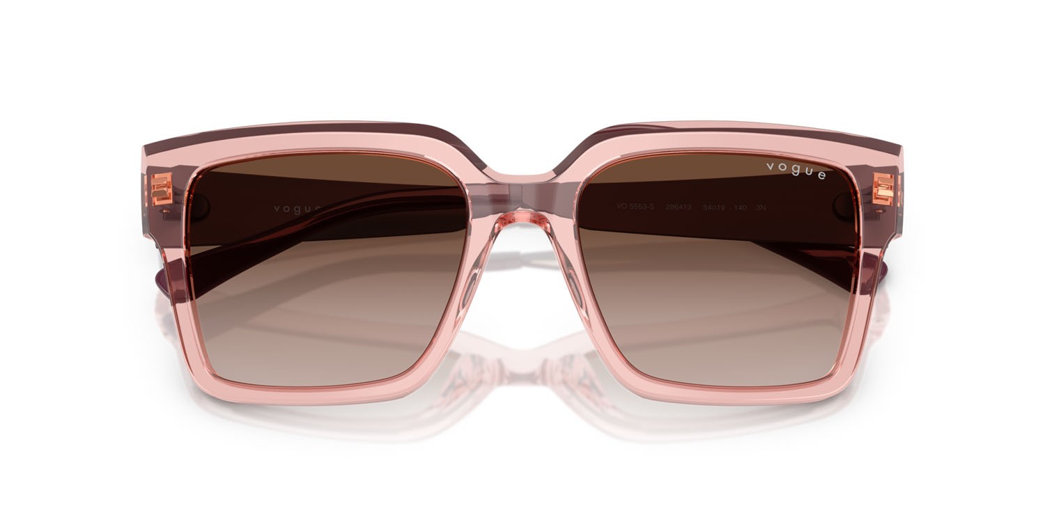 Occhiali da sole Vogue VO 5553S (286413) colore rosa scuro trasparente forma quadrato lenti marrone sfumato