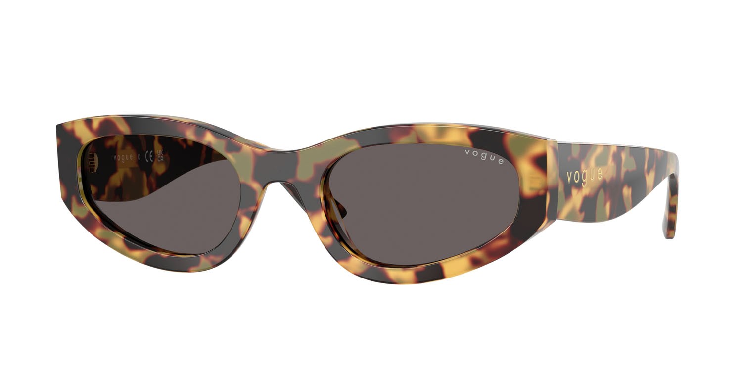 Occhiali da sole Vogue VO 5585S (260587) colore tartarugato giallo forma irregolare lenti nero/grigio fumo