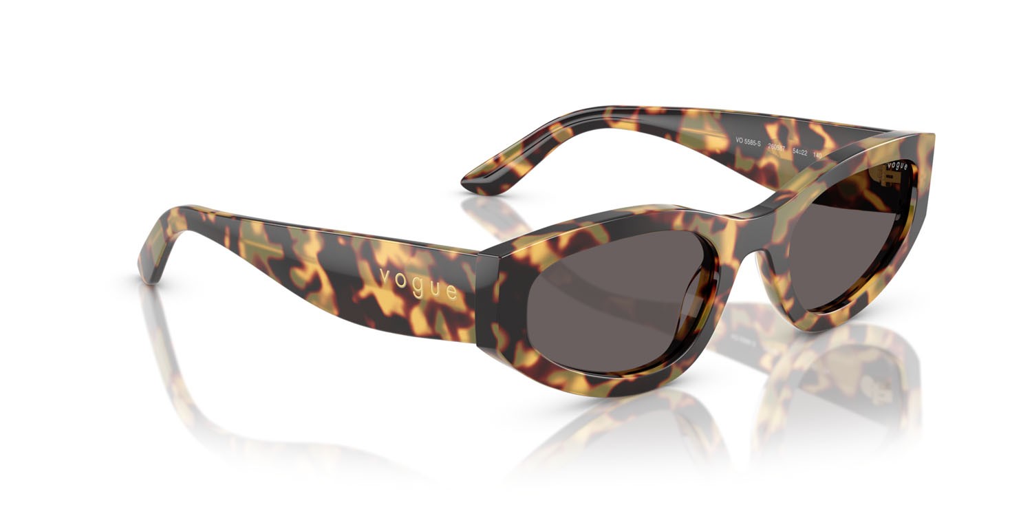 Occhiali da sole Vogue VO 5585S (260587) colore tartarugato giallo forma irregolare lenti nero/grigio fumo