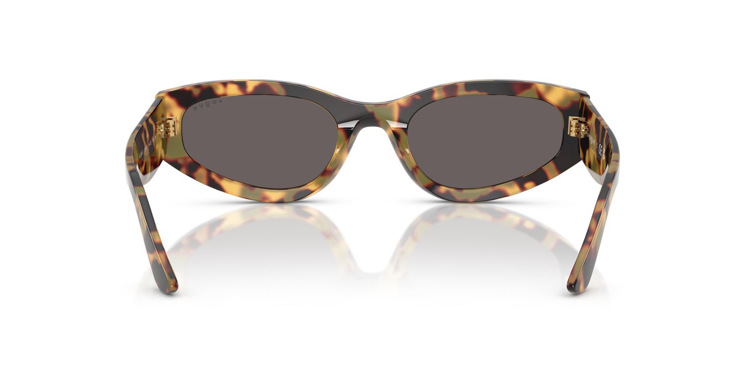 Occhiali da sole Vogue VO 5585S (260587) colore tartarugato giallo forma irregolare lenti nero/grigio fumo