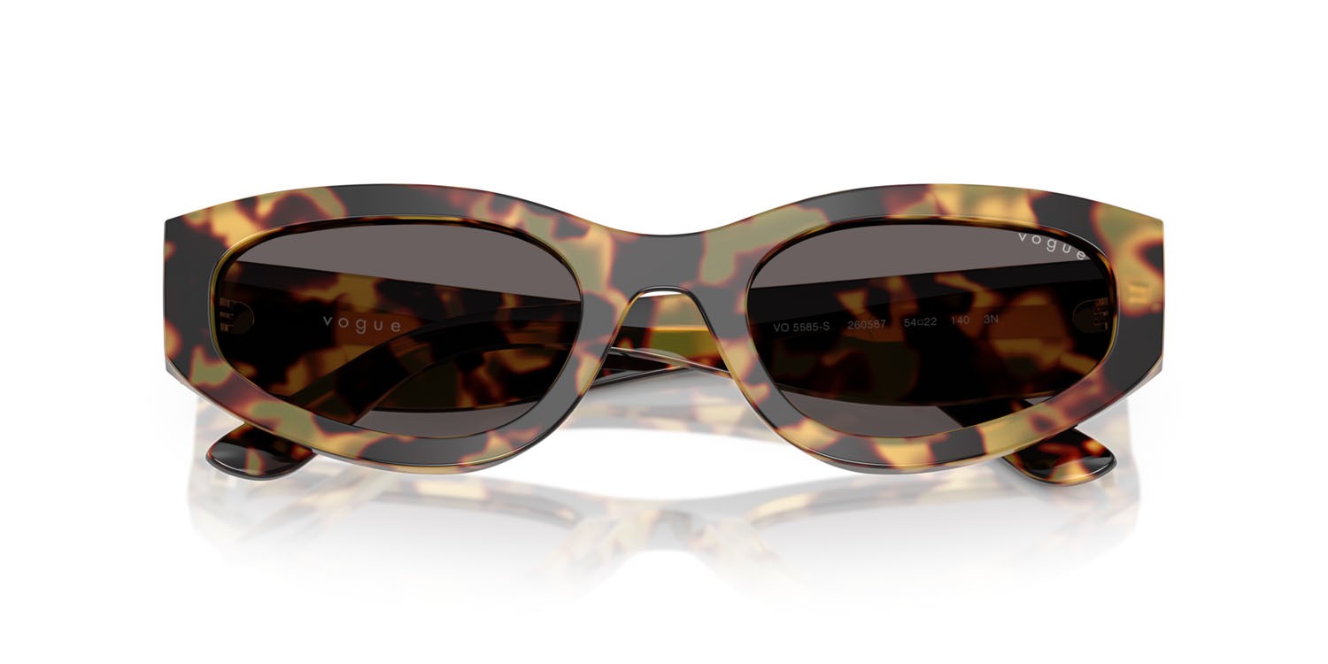 Occhiali da sole Vogue VO 5585S (260587) colore tartarugato giallo forma irregolare lenti nero/grigio fumo