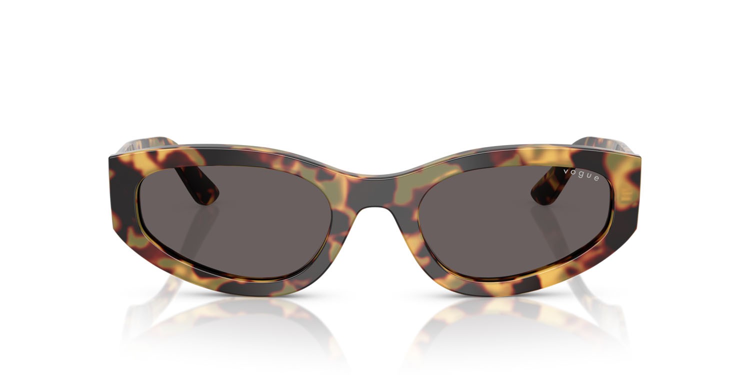 Occhiali da sole Vogue VO 5585S (260587) colore tartarugato giallo forma irregolare lenti nero/grigio fumo