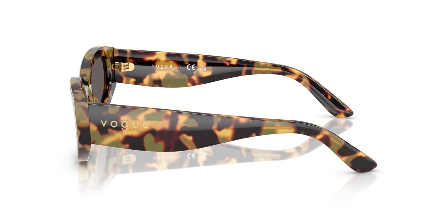 Occhiali da sole Vogue VO 5585S (260587) colore tartarugato giallo forma irregolare lenti nero/grigio fumo