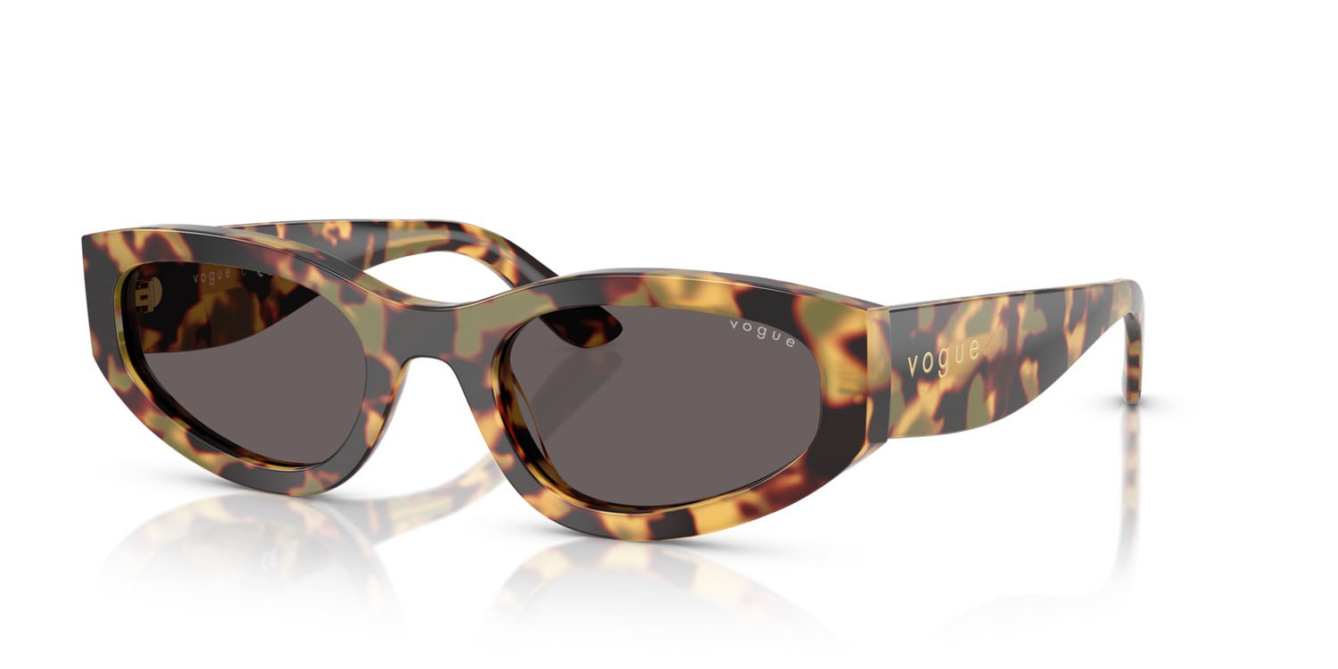 Occhiali da sole Vogue VO 5585S (260587) colore tartarugato giallo forma irregolare lenti nero/grigio fumo