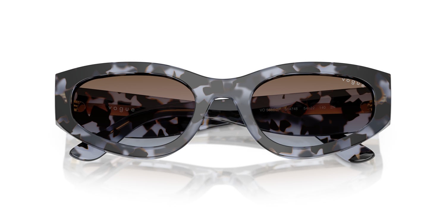 Sunglasses Vogue VO 5585S (314748) color blu tartarugato shape irregular lenses azzurro sfumato rosa sfumato marrone
