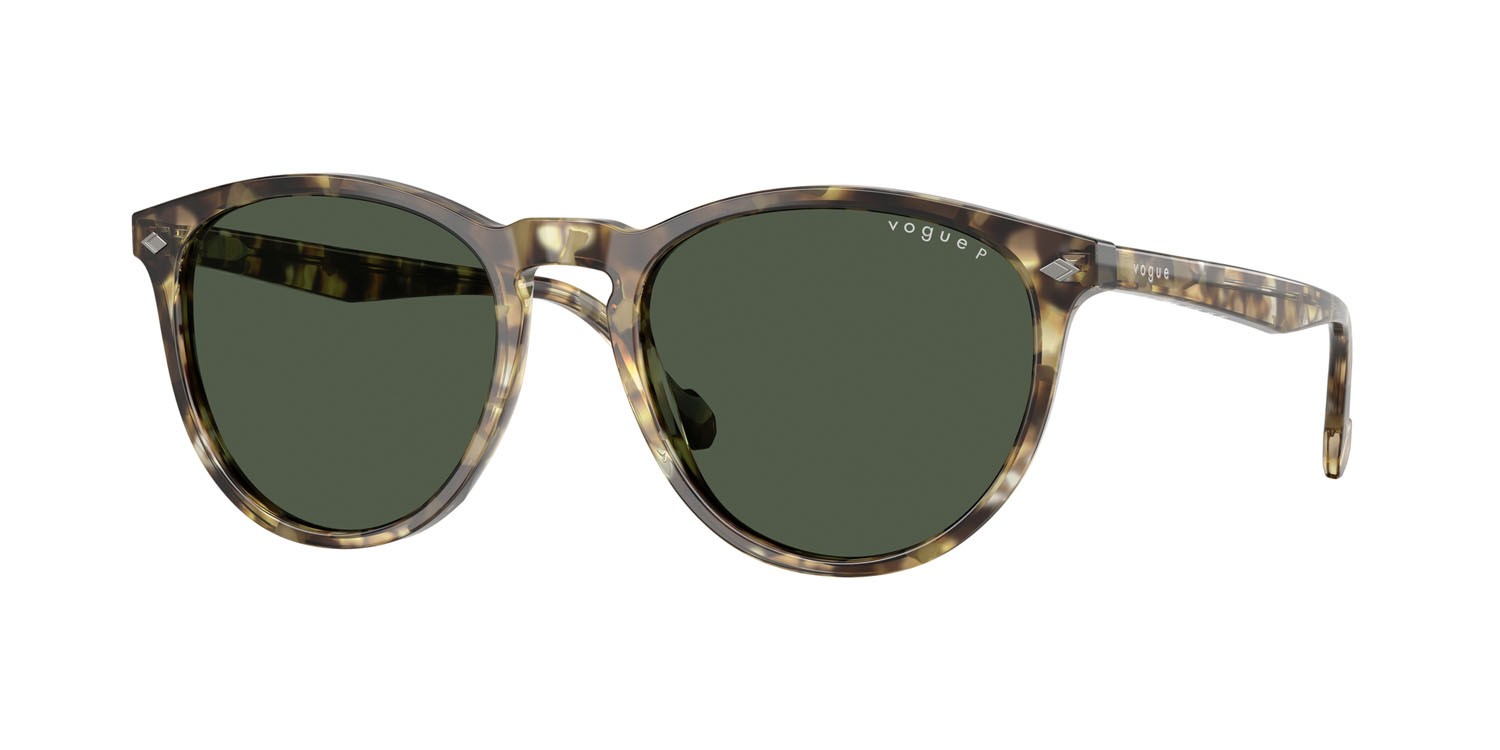 Occhiali da sole Vogue VO 5599S (31869A) colore havana giallo forma pantos lenti polar verde scuro