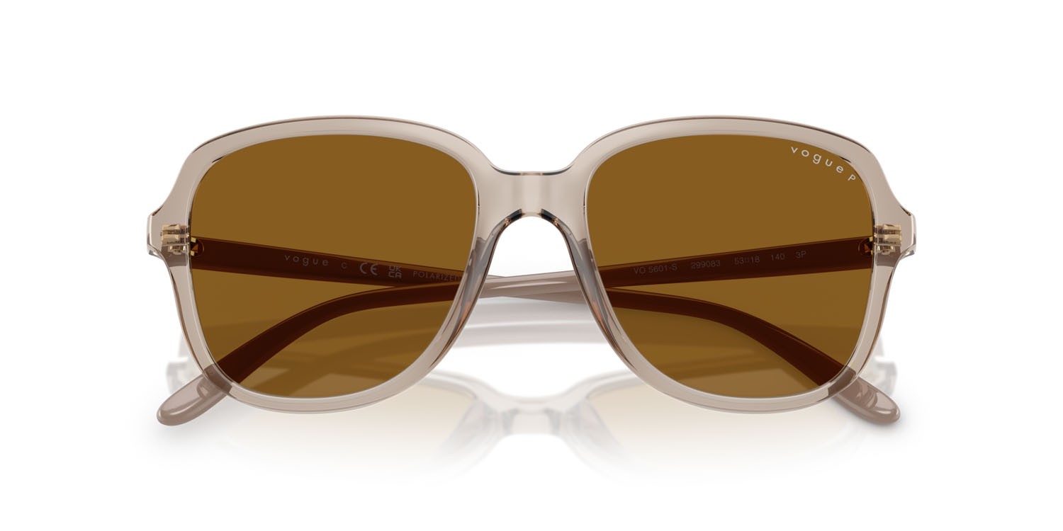 Occhiali da sole Vogue VO 5601S (299083) colore caramello trasparente forma quadrato lenti polar marrone scuro
