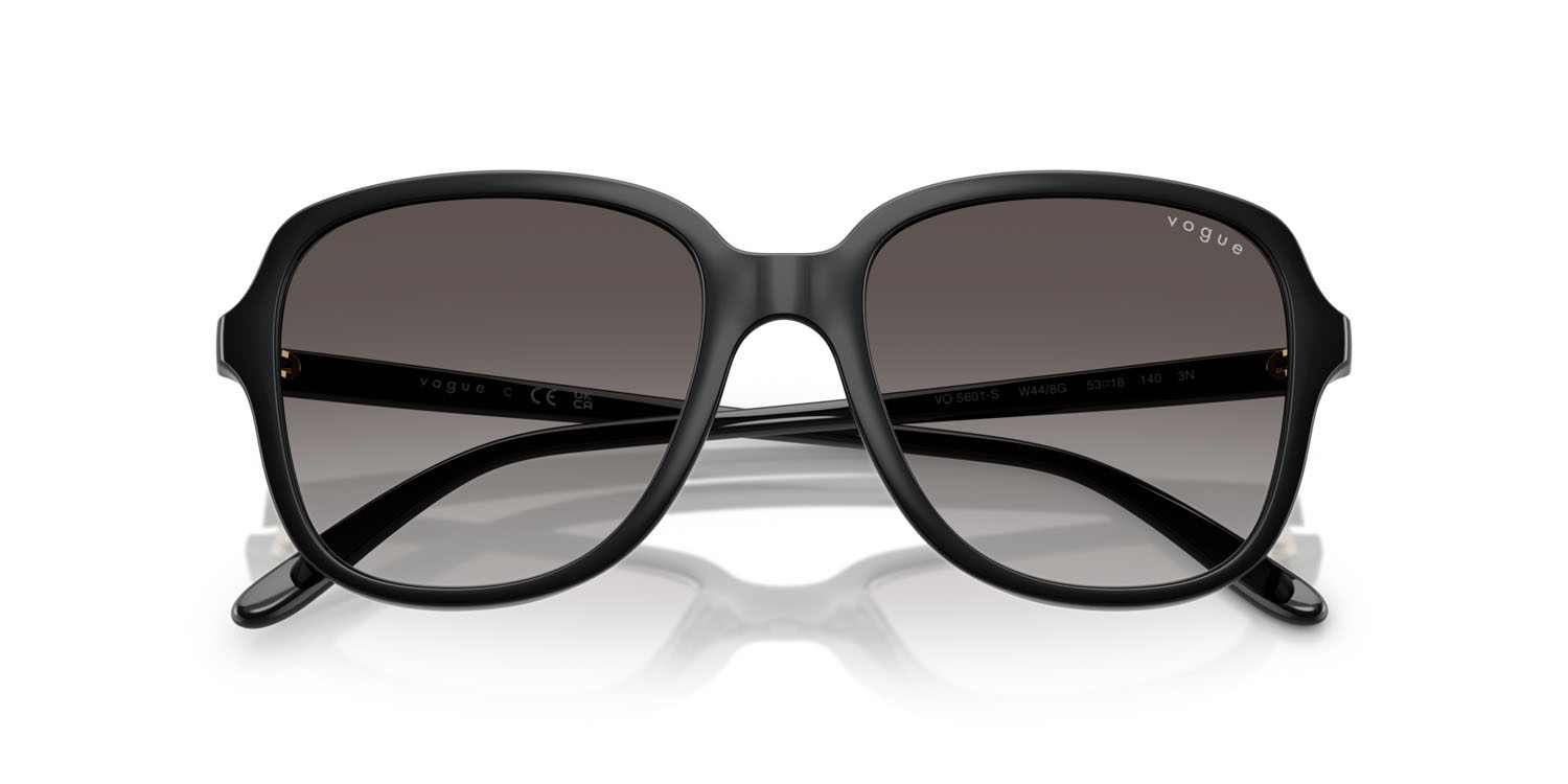 Occhiali da sole Vogue VO 5601S (W44/8G) colore nero forma quadrato lenti sfumato grigio
