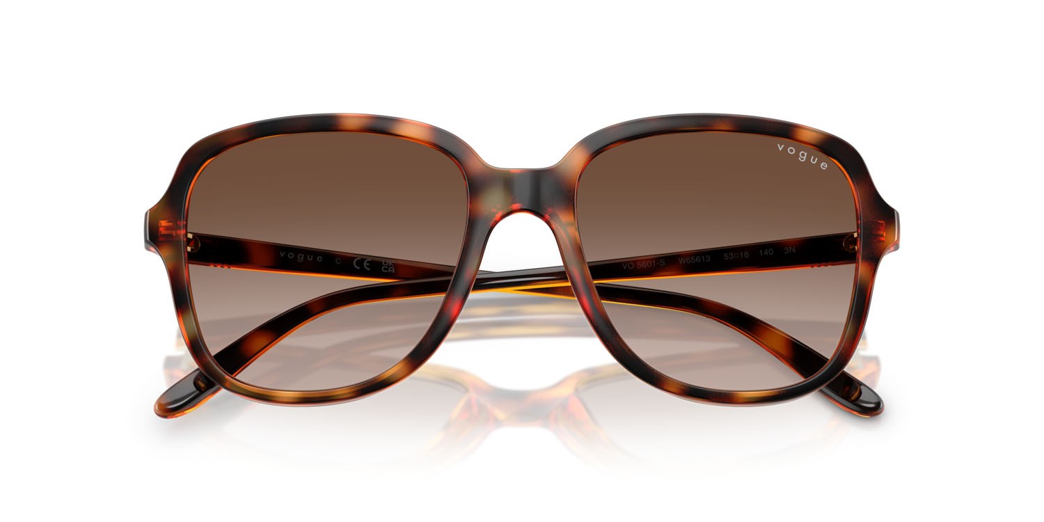 Occhiali da sole Vogue VO 5601S (W65613) colore havana scuro forma quadrato lenti gradient dark brown