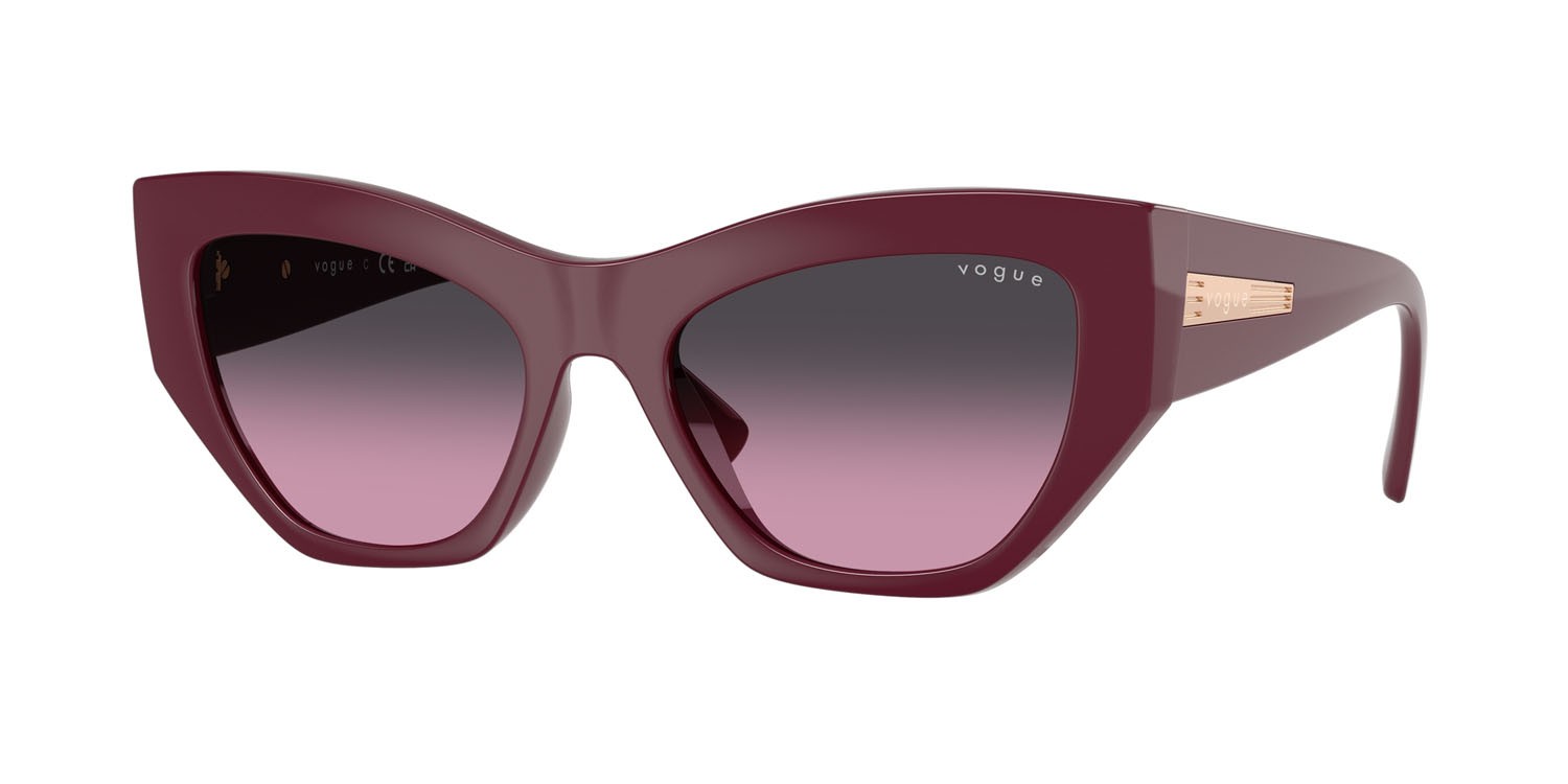 Occhiali da sole Vogue VO 5607S (287590) colore ciliegia full forma irregolare lenti violetto sfumato grigio