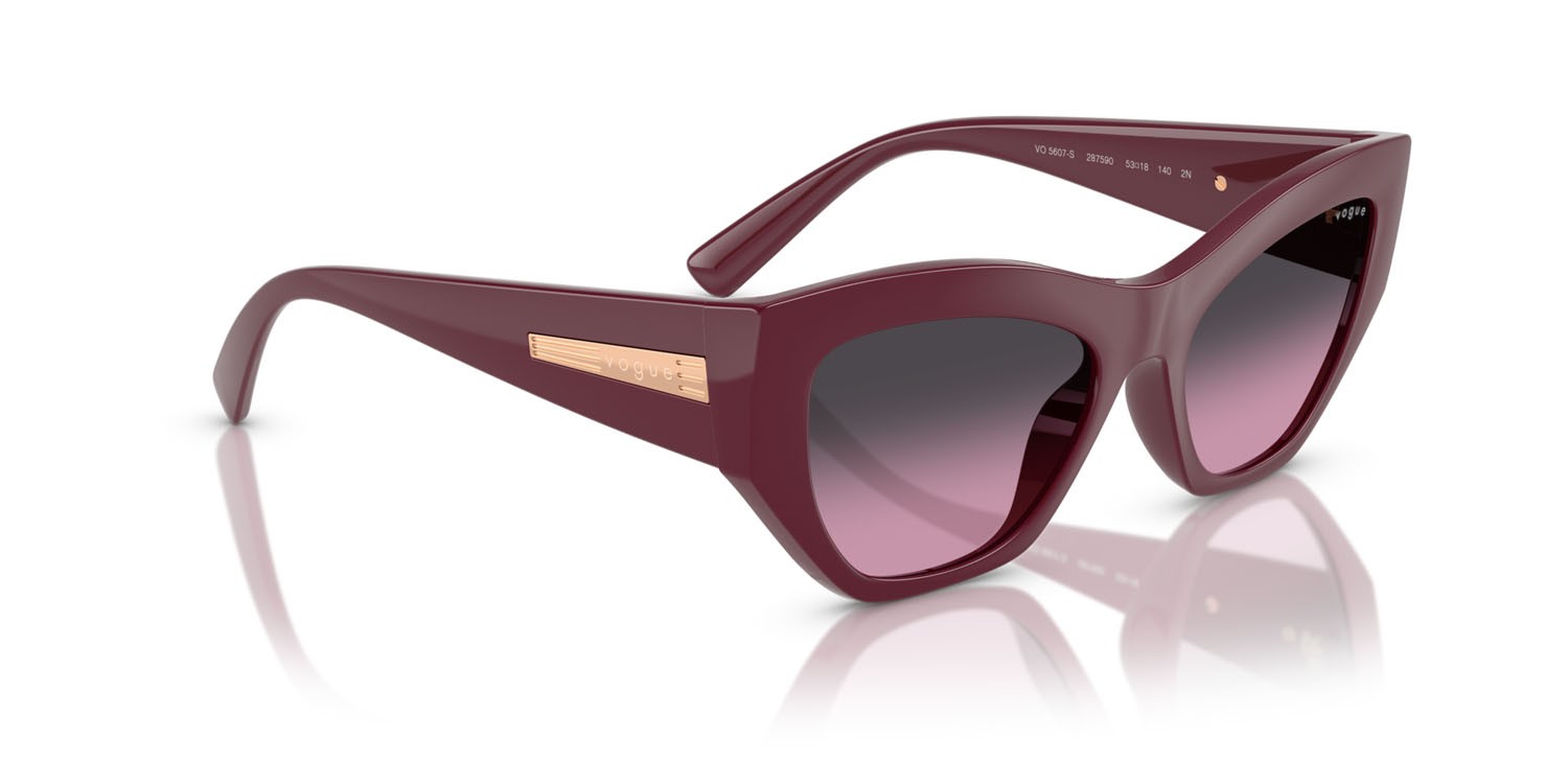 Occhiali da sole Vogue VO 5607S (287590) colore ciliegia full forma irregolare lenti violetto sfumato grigio