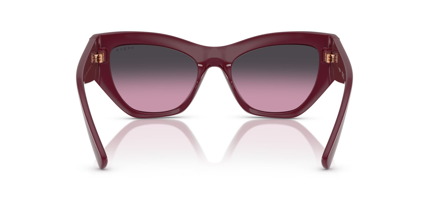 Occhiali da sole Vogue VO 5607S (287590) colore ciliegia full forma irregolare lenti violetto sfumato grigio