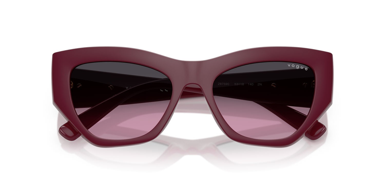 Occhiali da sole Vogue VO 5607S (287590) colore ciliegia full forma irregolare lenti violetto sfumato grigio