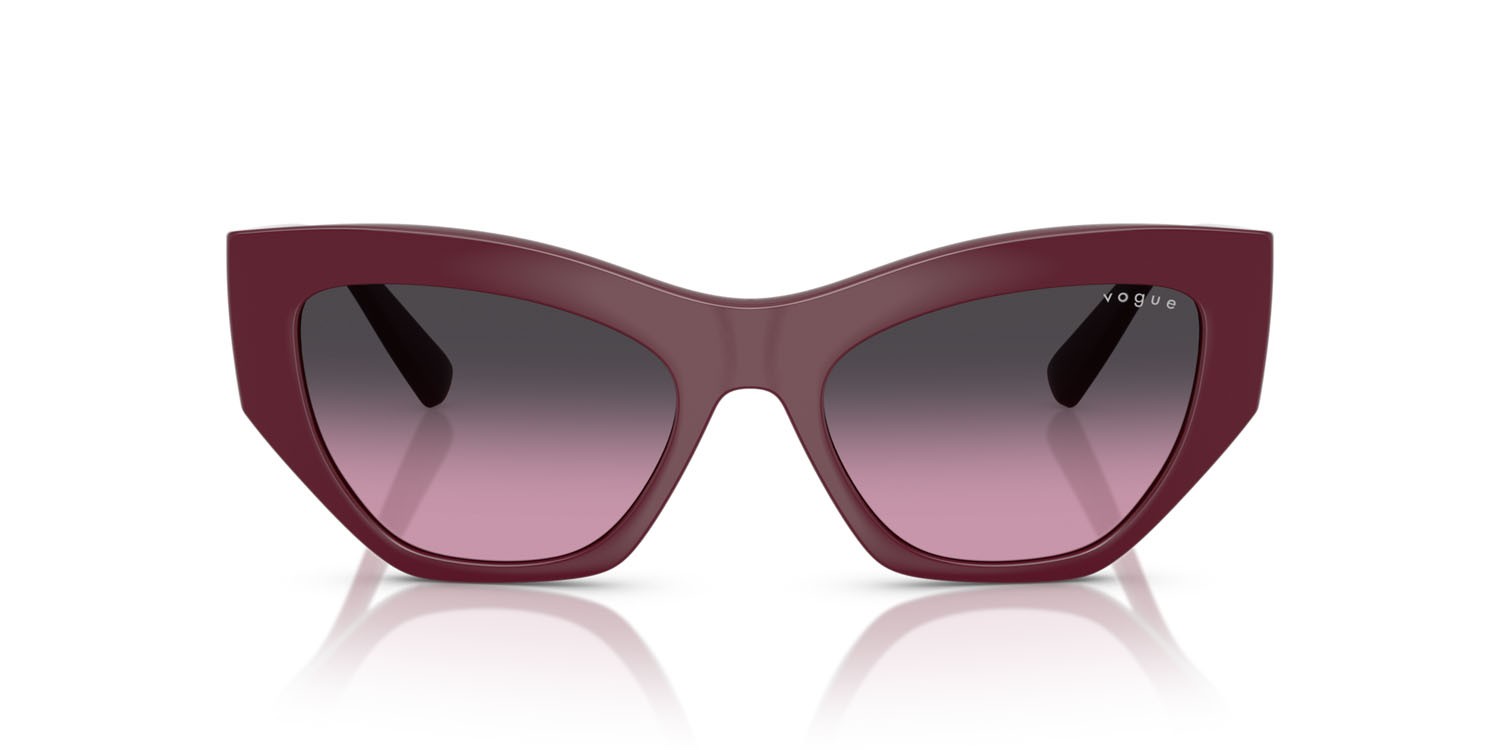 Occhiali da sole Vogue VO 5607S (287590) colore ciliegia full forma irregolare lenti violetto sfumato grigio