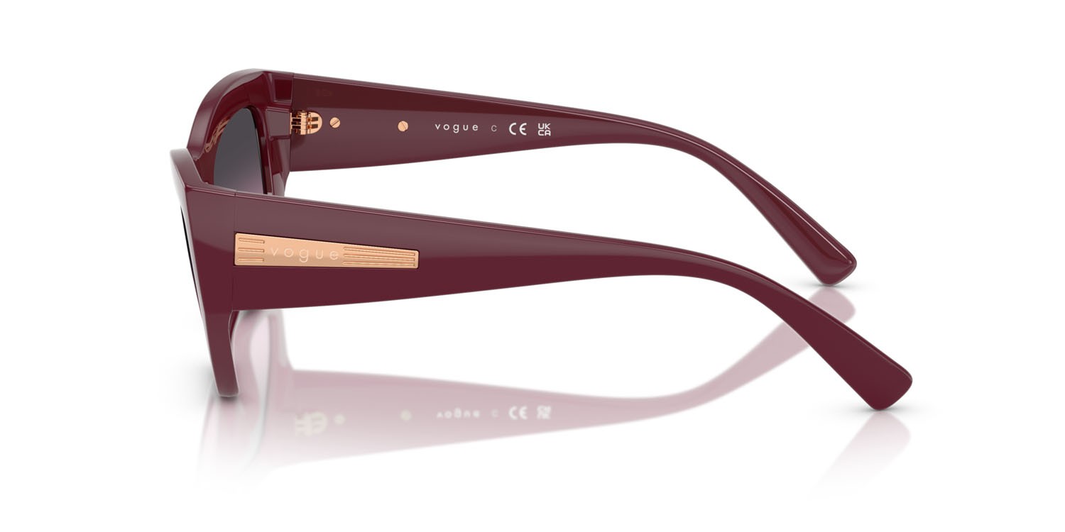 Occhiali da sole Vogue VO 5607S (287590) colore ciliegia full forma irregolare lenti violetto sfumato grigio