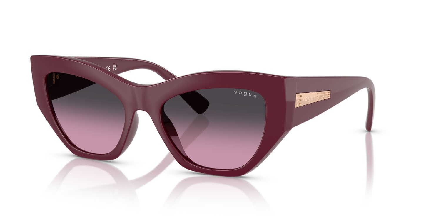 Occhiali da sole Vogue VO 5607S (287590) colore ciliegia full forma irregolare lenti violetto sfumato grigio