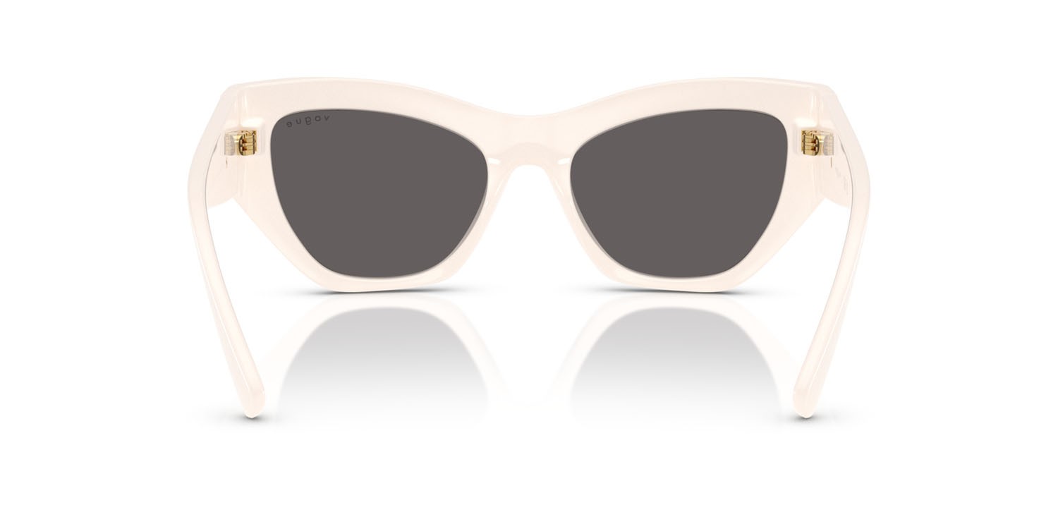 Occhiali da sole Vogue VO 5607S (312487) colore full ivory forma irregolare lenti nero/grigio fumo