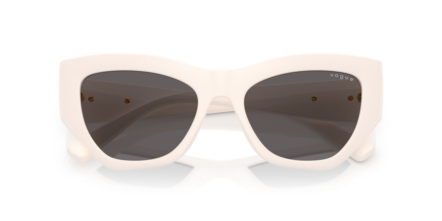 Occhiali da sole Vogue VO 5607S (312487) colore full ivory forma irregolare lenti nero/grigio fumo