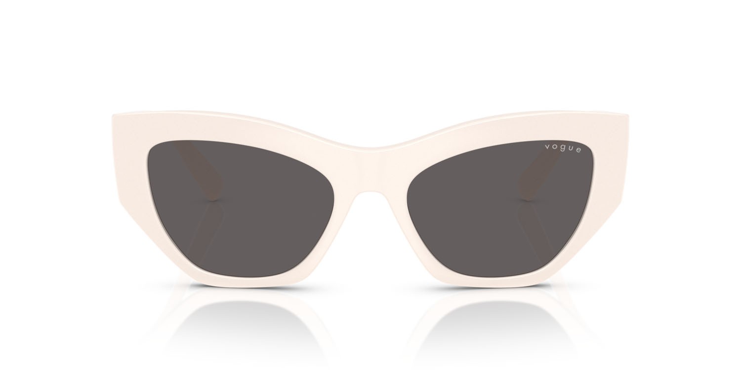 Occhiali da sole Vogue VO 5607S (312487) colore full ivory forma irregolare lenti nero/grigio fumo