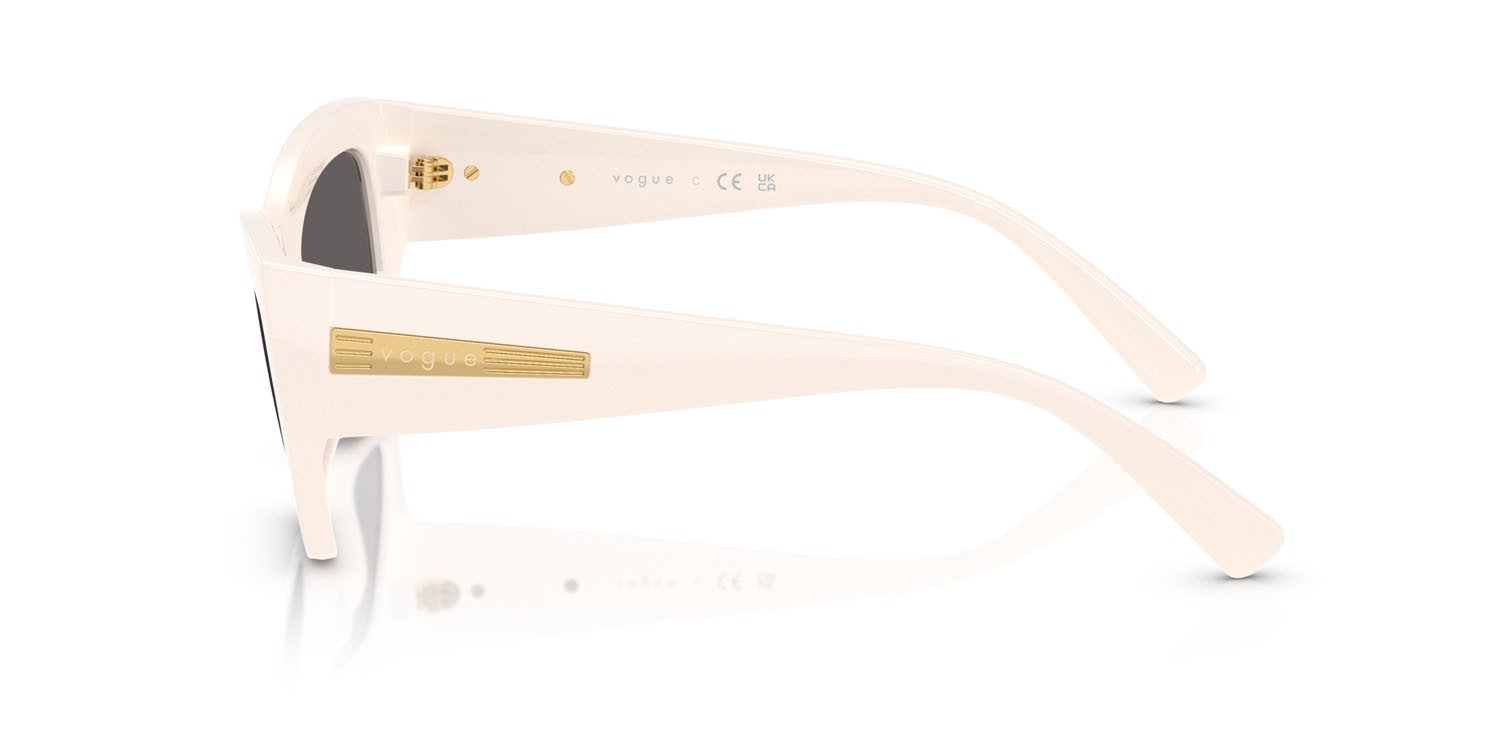 Occhiali da sole Vogue VO 5607S (312487) colore full ivory forma irregolare lenti nero/grigio fumo