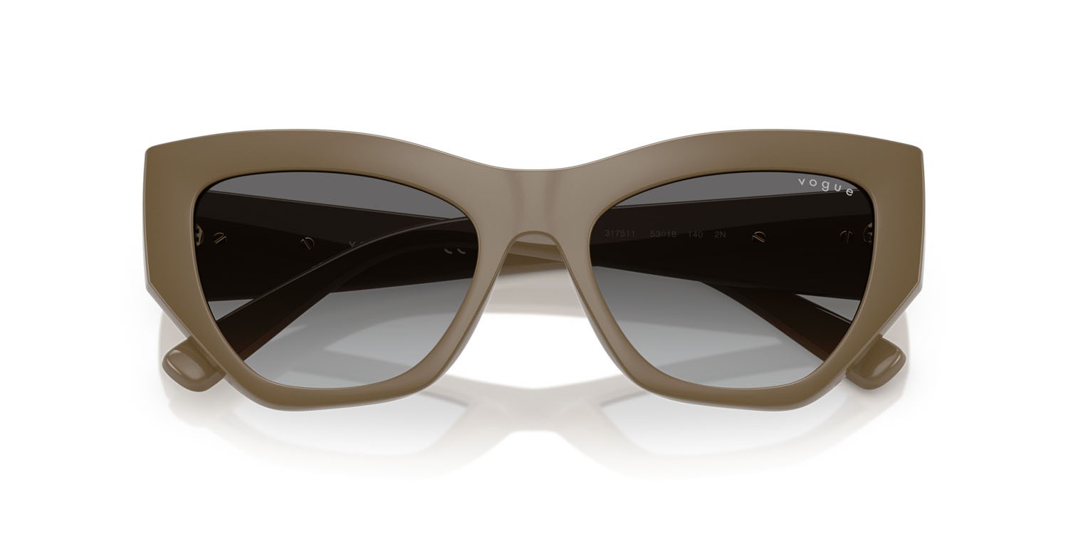 Occhiali da sole Vogue VO 5607S (317511) colore marrone pieno forma irregolare lenti grigio scuro sfumato