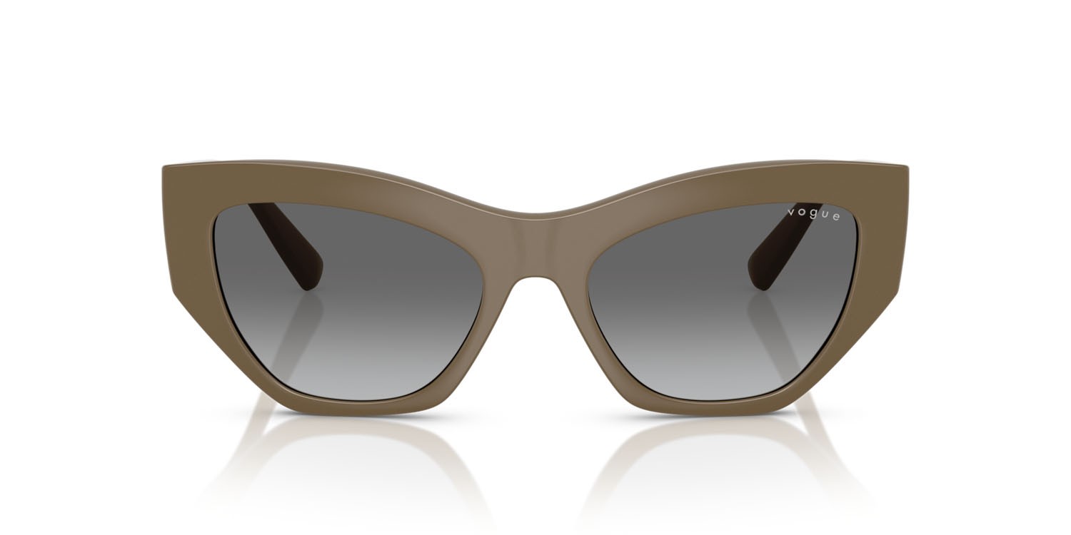 Occhiali da sole Vogue VO 5607S (317511) colore marrone pieno forma irregolare lenti grigio scuro sfumato
