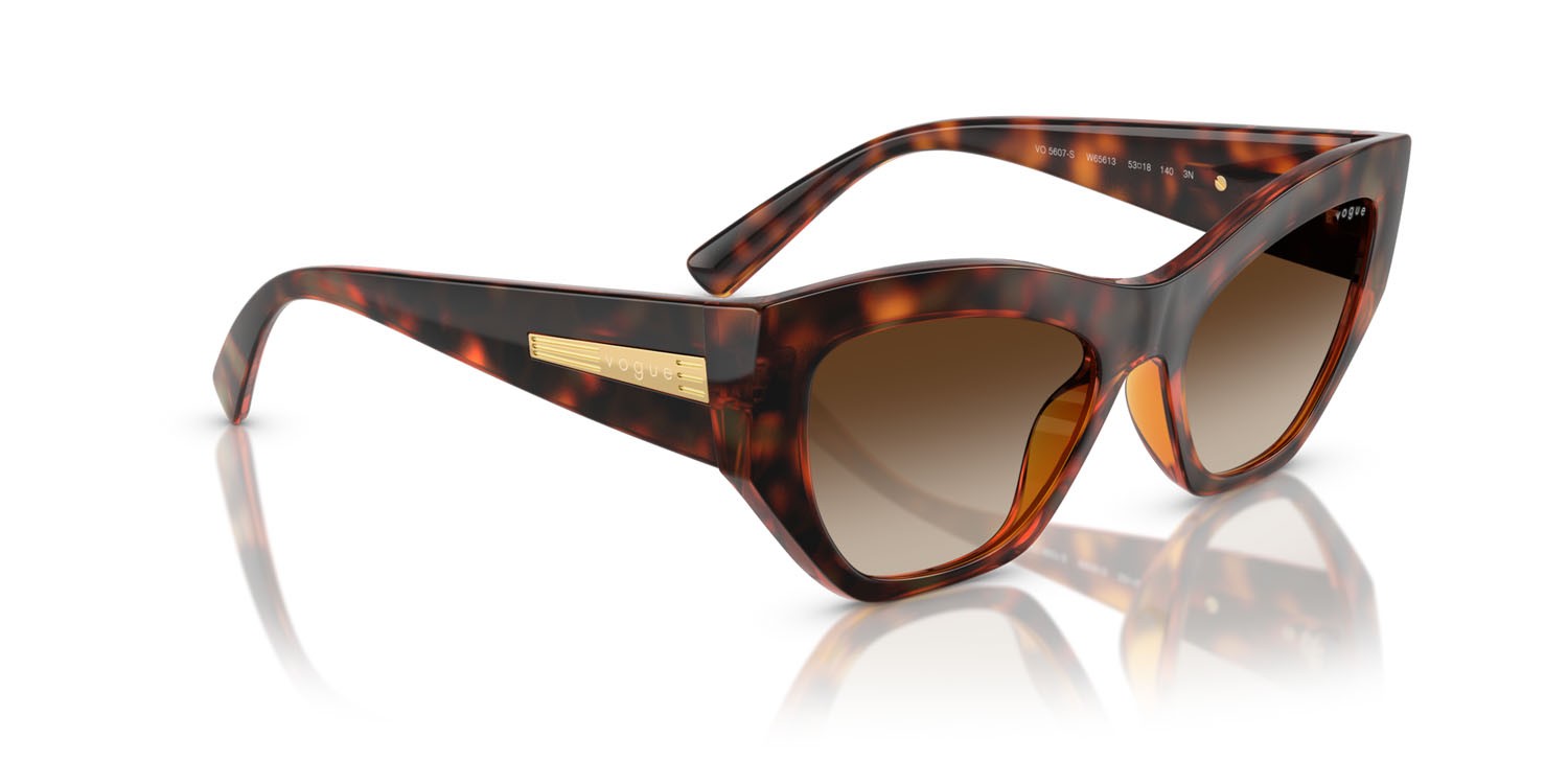Occhiali da sole Vogue VO 5607S (W65613) colore havana scuro forma irregolare lenti gradient dark brown