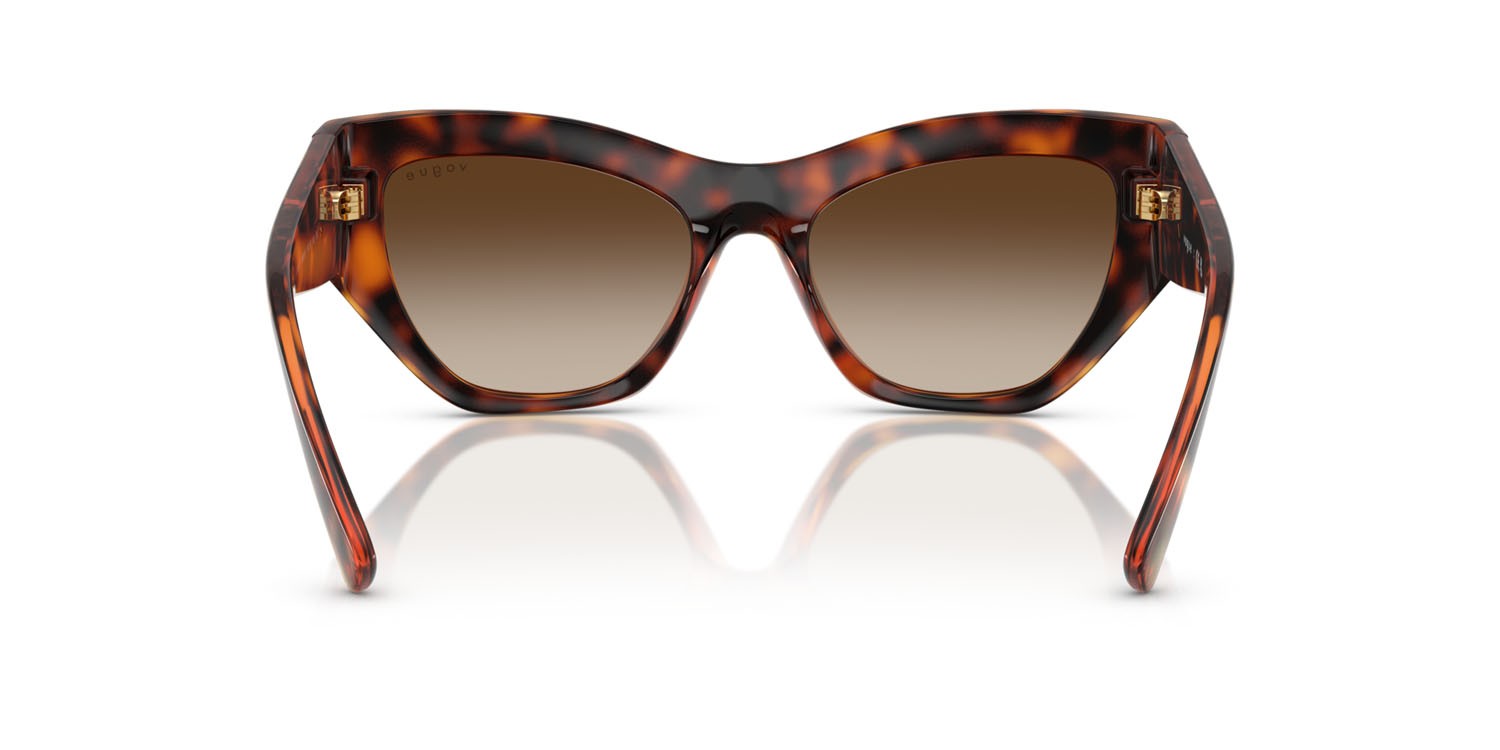 Occhiali da sole Vogue VO 5607S (W65613) colore havana scuro forma irregolare lenti gradient dark brown