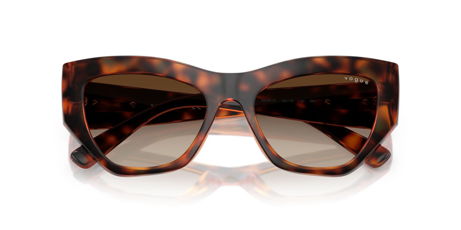 Occhiali da sole Vogue VO 5607S (W65613) colore havana scuro forma irregolare lenti gradient dark brown