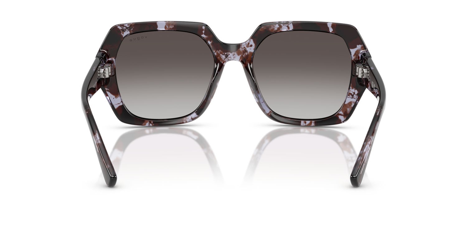 Occhiali da sole Vogue VO 5612SB (31788G) colore havana viola forma irregolare lenti grigio scuro sfumato