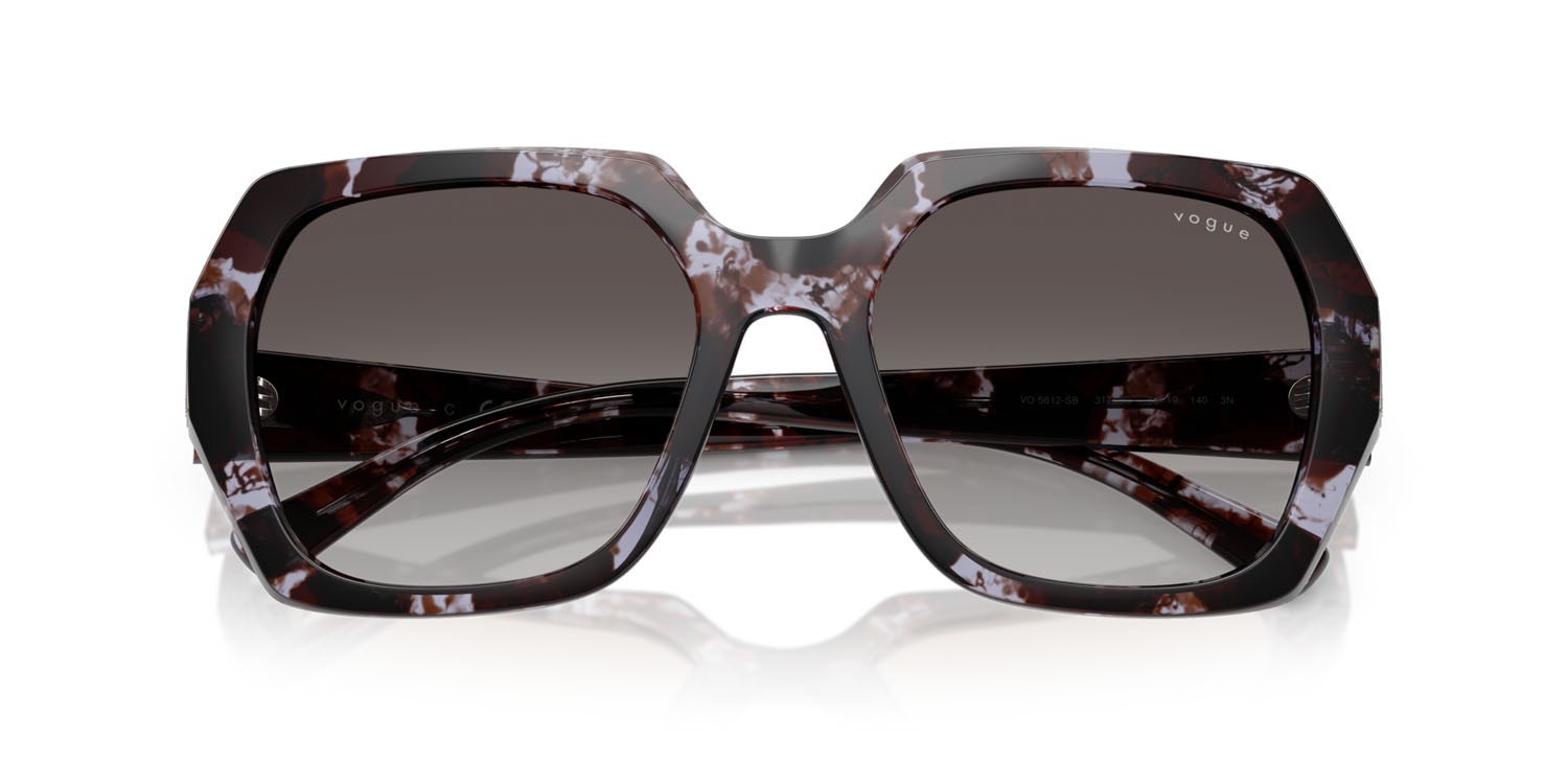 Occhiali da sole Vogue VO 5612SB (31788G) colore havana viola forma irregolare lenti grigio scuro sfumato