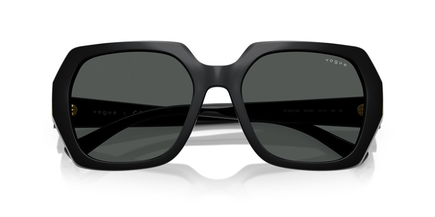 Occhiali da sole Vogue VO 5612SB (W44/87) colore nero forma irregolare lenti grigio scuro