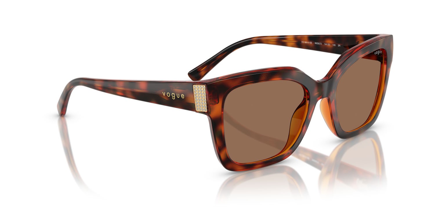Occhiali da sole Vogue VO 5613SB (W65673) colore havana scuro forma quadrato lenti marrone scuro
