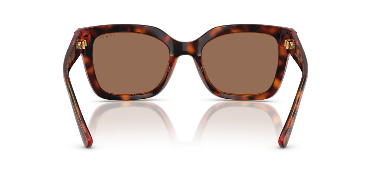 Occhiali da sole Vogue VO 5613SB (W65673) colore havana scuro forma quadrato lenti marrone scuro