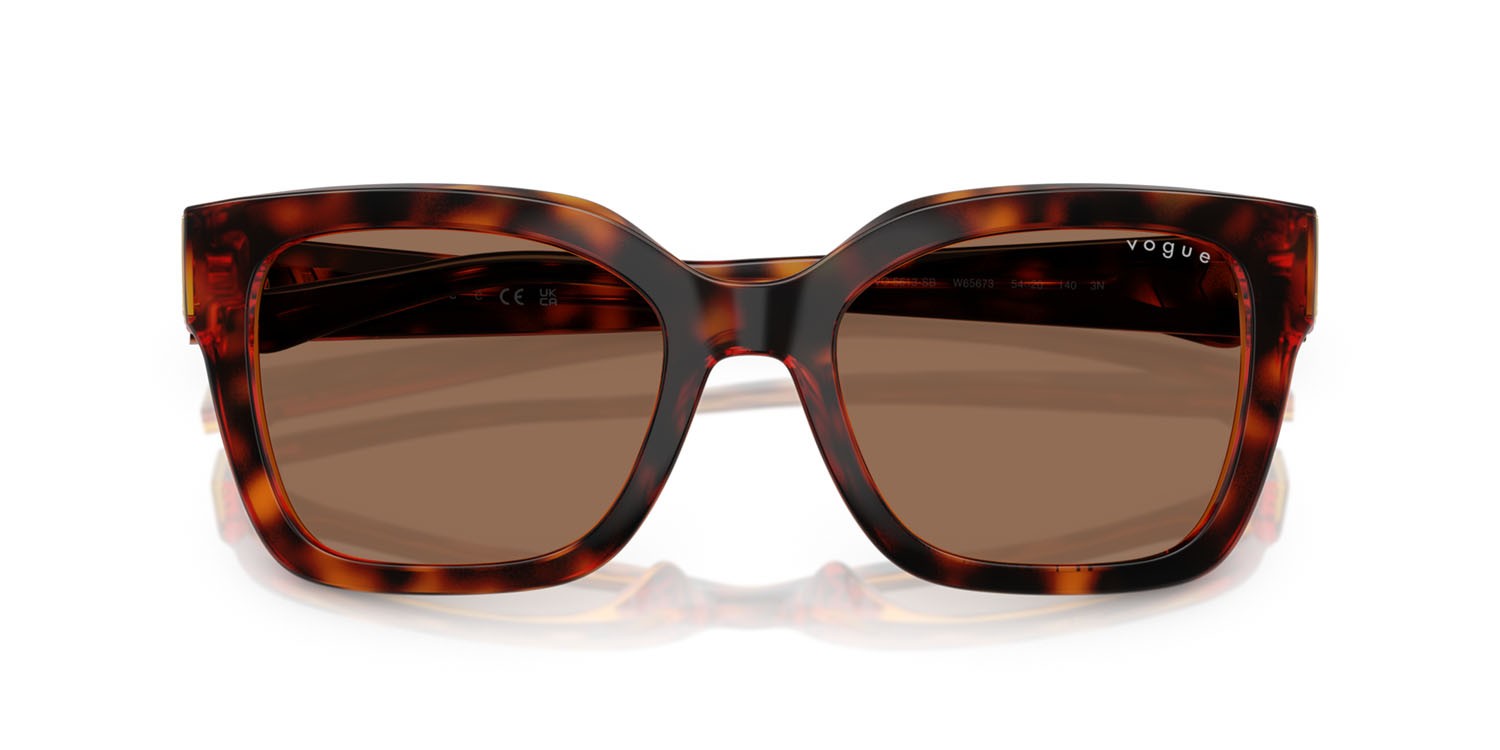 Occhiali da sole Vogue VO 5613SB (W65673) colore havana scuro forma quadrato lenti marrone scuro