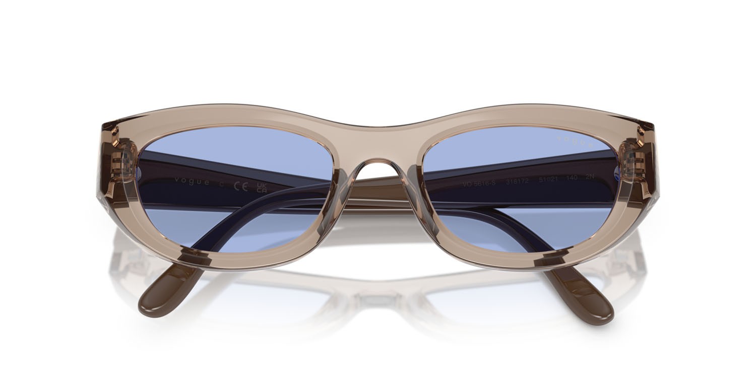 Occhiali da sole Vogue VO 5616S (318172) colore marrone chiaro trasparente forma cat eye lenti blu