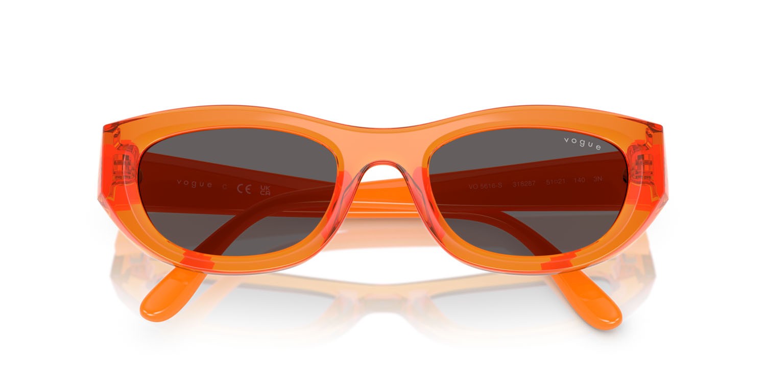 Sunglasses Vogue VO 5616S (318287) color arancione trasparente shape cat eye lenses nero/grigio fumo